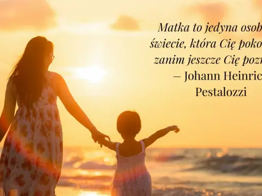 Matka z dzieckiem trzymają się za ręce na plaży o zachodzie słońca.