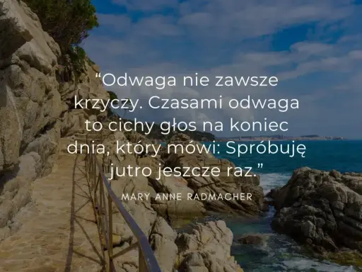 Kamienista ścieżka nad morzem z cytatem o odwadze.