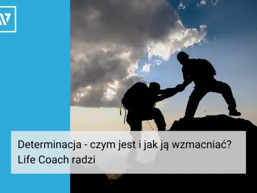 Silhouettes of two climbers helping each other reach the summit. This image illustrates determinacja - czym jest i jak ją wzmocnić?