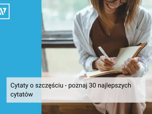 Uśmiechnięta kobieta pisze w notatniku.