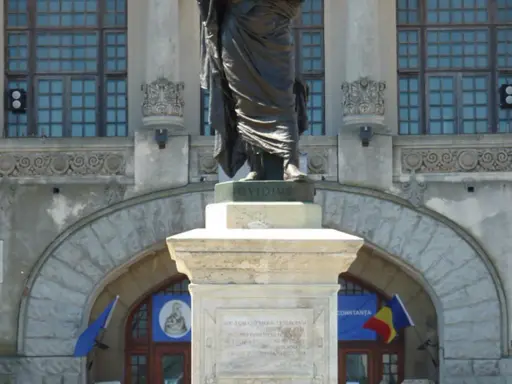 Pomnik Ovidiusza, rzymskiego poety, autora sztuki kochania, przed budynkiem Muzeum Historii Narodowej i Archeologii w Konstancy.