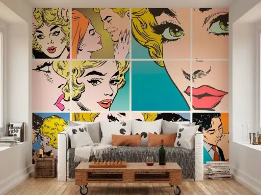 Ściana ozdobiona kolażem w stylu pop art, przedstawiającym fragmenty komiksowych scen z romantycznymi parami i zbliżeniami na twarze.