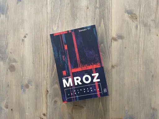 Okładka książki Remigiusza Mroza "Piekło jest puste". Idealna pozycja, by zacząć czytać jego kryminały w odpowiedniej kolejności.