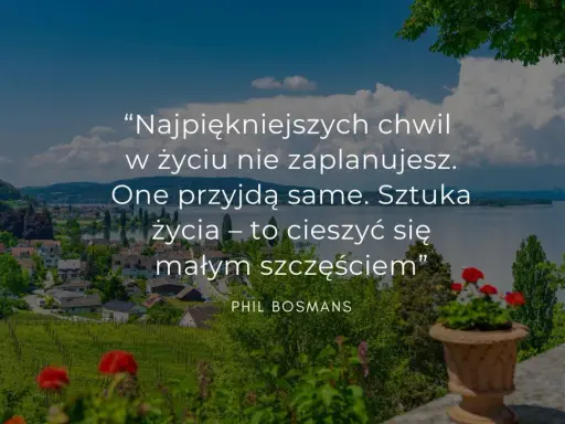 Krajobraz z jeziorem, miasteczkiem i cytatem o szczęściu.