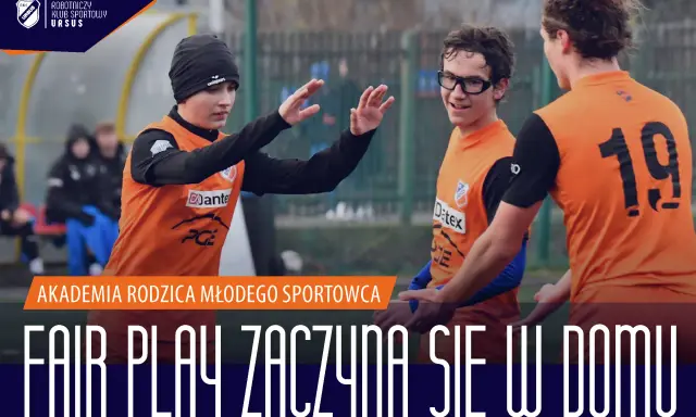 Trzech młodych piłkarzy w pomarańczowych koszulkach świętuje na boisku. Napis głosi: "Fair play zaczyna się w domu".