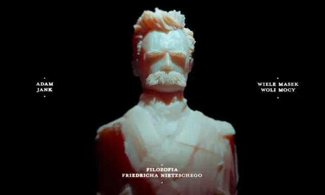 Rzeźba przedstawia Friedricha Nietzschego, symbolizując jego filozofię woli mocy. Adam Jank i Wiele Masek Woli Mocy.