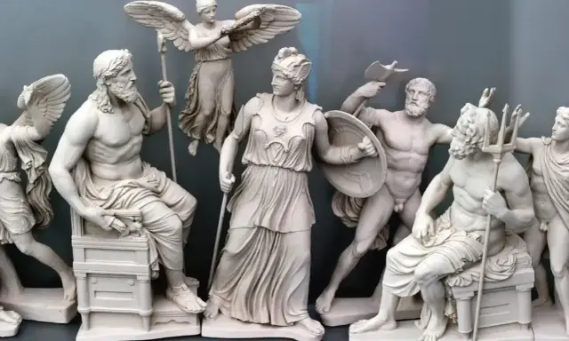 Rzeźby bogów greckich, symbolizujące mitologizację w literaturze, ukazują potęgę i dramatyzm starożytnych opowieści.