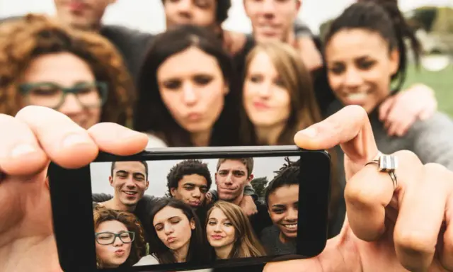 Grupa przyjaciół robi selfie. To pokolenie z od kiedy? Zawsze razem, uśmiechnięci i gotowi na nowe przygody.