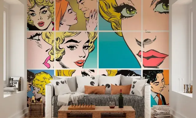 Ściana ozdobiona kolażem w stylu pop art, przedstawiającym fragmenty komiksowych scen z romantycznymi parami i zbliżeniami na twarze.