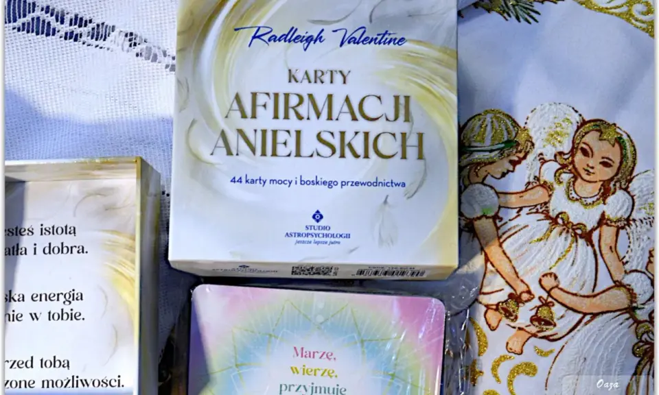 Karty afirmacji anielskich Radleigh Valentine, obok ozdobnego materiału z aniołkami, łamią konwenanse, oferując boskie przewodnictwo.