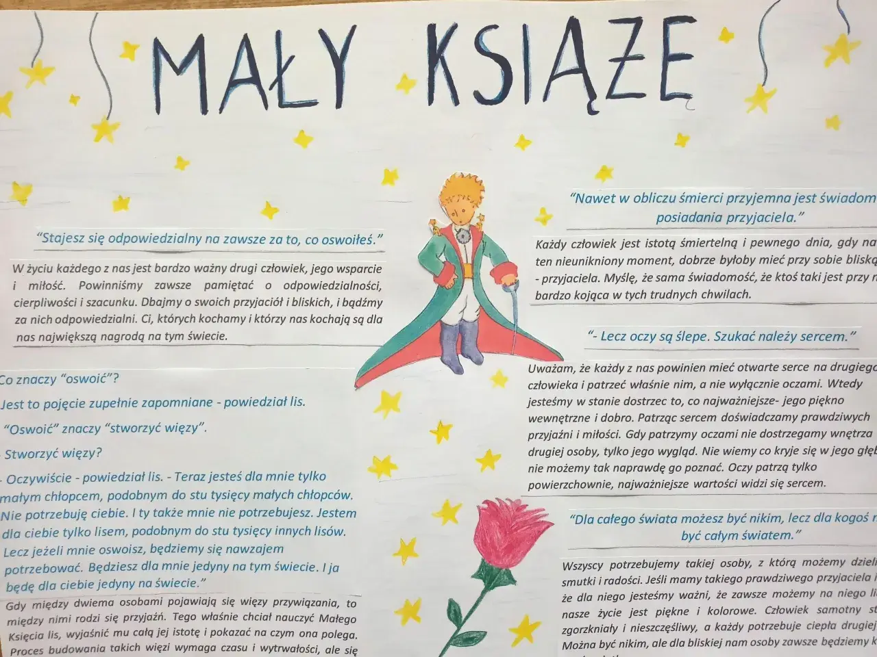Mały Książę z gwiazdkami i cytatami z książki. "Stajesz się odpowiedzialny na zawsze za to, co oswoiłeś.
