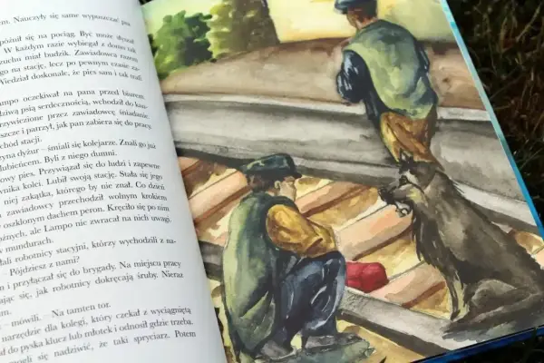 Ilustracja z książki o psie, który jeździł koleją. Lampo, wierny towarzysz, obserwuje robotników na stacji.