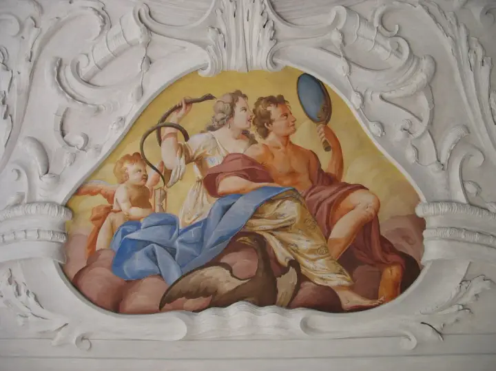 Postać kobieca z wężem, mężczyzna z lustrem i amorkiem. Symbolika nawiązująca do cnoty kardynalnej mądrości i roztropności.
