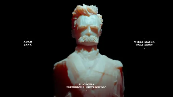Rzeźba przedstawia Friedricha Nietzschego, symbolizując jego filozofię woli mocy. Adam Jank i Wiele Masek Woli Mocy.