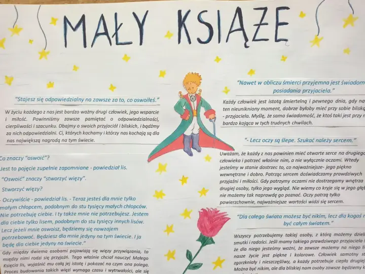 Mały Książę z gwiazdkami i cytatami z książki. "Stajesz się odpowiedzialny na zawsze za to, co oswoiłeś.